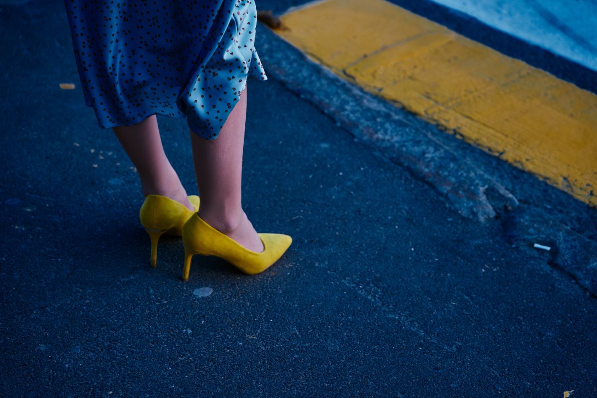 Sandale sau pantofi la rochie de seara - rochie albastra, pantofi galbeni